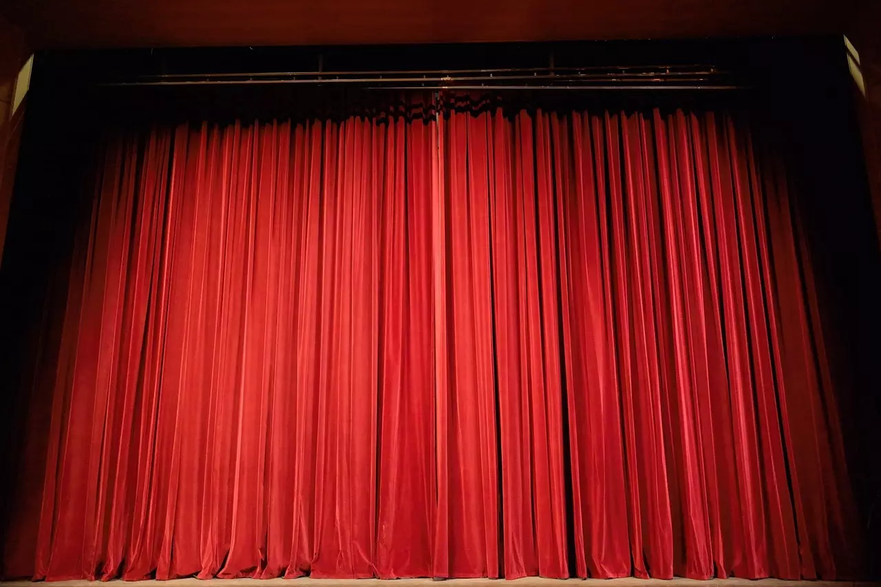 Theaterbühne mit rotem Vorhang