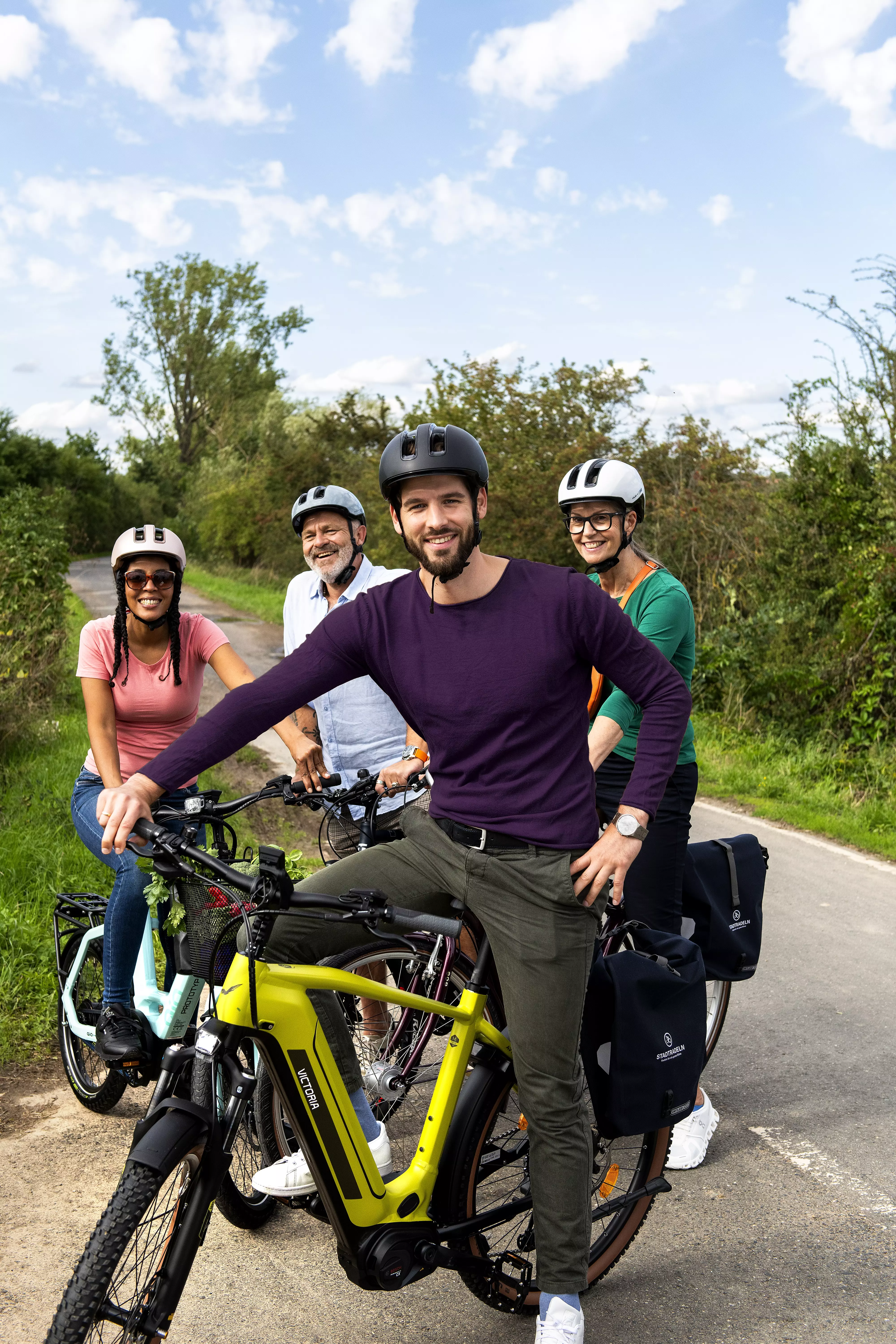 Vier Personen mit Fahrrädern