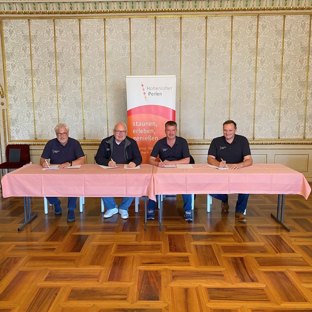 BM Klaus Gross, BM Torsten Kunkel, OB Thilo Michler und BM Martin Piott (v.l.n.r.) unterzeichnen die erneuerte Kooperationsvereinbarung der Hohenloher Perlen.