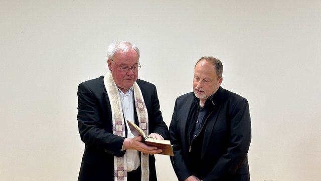 Kirchlicher Segen durch Herrn Pfarrer Nohanowitsch (links) und Herrn Pfarrer Boger (rechts)