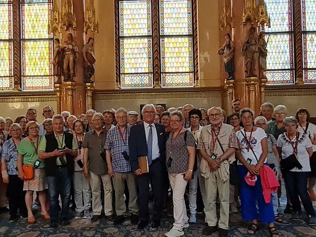 Reisegruppe mit Parlamentsabgeordnetem Imré Ritter