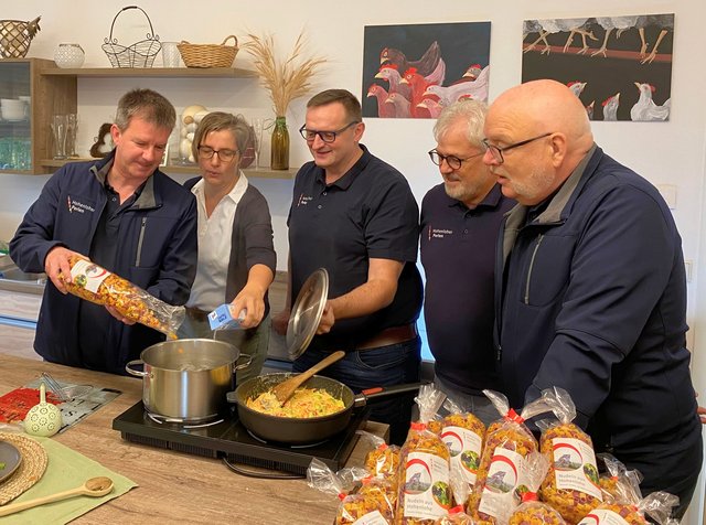 OB Thilo Michler, Andrea Specht, BM Martin Piott, BM Klaus Gross und BM Torsten Kunkel (v.l.n.r.) kochen mit den neuen Hohenloher Perlen Nudeln.